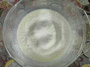筛入低筋面粉，用刮刀翻拌均匀