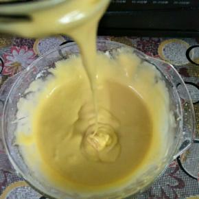 用手动打蛋器不规则搅拌均匀，提起打蛋器可以顺滑的流下