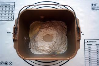 和面：将面包食材中黄油和巧克力酱除外的食材按照先液体后固体的顺序放入面包机，启动揉面程序20分钟。