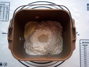 和面：将面包食材中黄油和巧克力酱除外的食材按照先液体后固体的顺序放入面包机，启动揉面程序20分钟。