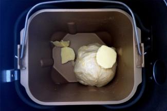 面团揉至光滑后，加入黄油块，继续启动一次揉面程序，时间20分钟。