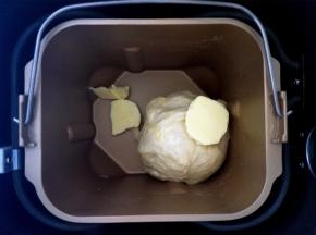 面团揉至光滑后，加入黄油块，继续启动一次揉面程序，时间20分钟。