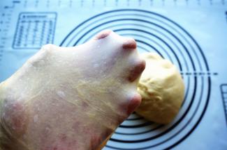 揉至面团完全扩展阶段，能拉出手套膜就可以了。