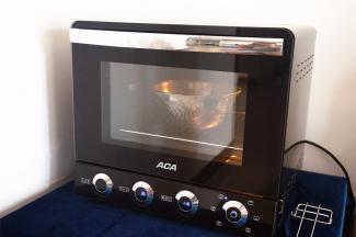 将面团揉圆，放入容器中，盖上保鲜膜，放入烤箱底层，选择发酵程序，温度35度进行第一次发酵。