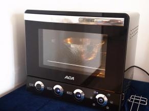 将面团揉圆，放入容器中，盖上保鲜膜，放入烤箱底层，选择发酵程序，温度35度进行第一次发酵。