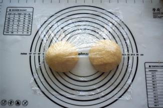 排气后，平均分成两份，盖上保鲜膜，静置松弛15~20分钟。