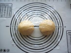 排气后，平均分成两份，盖上保鲜膜，静置松弛15~20分钟。