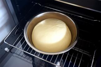 大概1.5个小时，面团发酵至两倍大，取出。