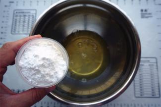 二次发酵20分钟后，制作蛋糕糊。蛋白分3次加入糖粉，先低速后高速打发。