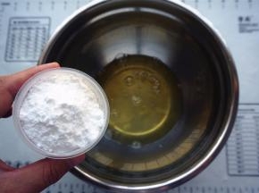 二次发酵20分钟后，制作蛋糕糊。蛋白分3次加入糖粉，先低速后高速打发。