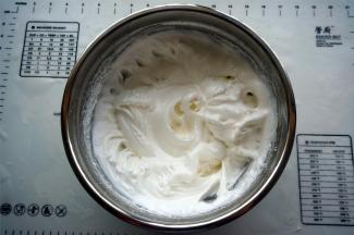 打发至硬性发泡状态，放置一旁备用。