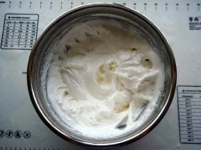 打发至硬性发泡状态，放置一旁备用。