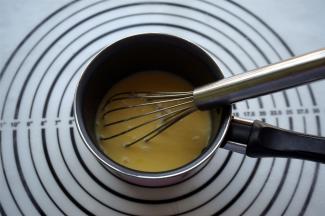 将蛋糕食材中的黄油与牛奶放入奶锅中，小火加热至黄油完全融化。