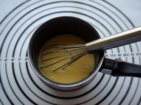 将蛋糕食材中的黄油与牛奶放入奶锅中，小火加热至黄油完全融化。