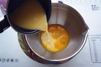 将温温的黄油牛奶混合物加入到蛋黄中，搅拌均匀。