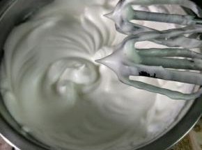 打到干性状态，提起打蛋器呈小尖角状