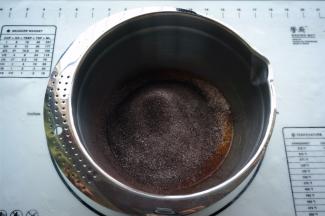 筛入低筋粉和可可粉。