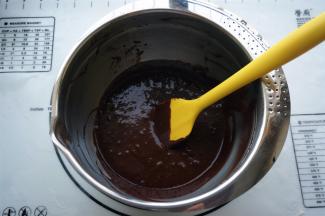 拌至无颗粒，成为顺滑的可可面糊。
