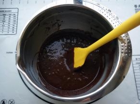 拌至无颗粒，成为顺滑的可可面糊。