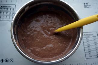 将蛋白糊和可可面糊切拌混合，蛋糕糊制作完毕。