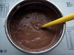 将蛋白糊和可可面糊切拌混合，蛋糕糊制作完毕。