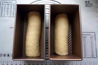 这个时候，从烤箱取出已经发酵至两倍大的面团，并上下火180度预热烤箱。