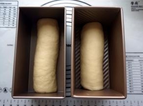 这个时候，从烤箱取出已经发酵至两倍大的面团，并上下火180度预热烤箱。