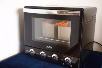 放入预热好的烤箱倒数第二层，上下火180度烤40分钟。5分钟后，蛋糕表皮凝固时，可以快速打开烤箱，在蛋糕表面划一刀，成品会比不划的漂亮。如果不划一刀，蛋糕就会随意裂开，纹路不可预料。