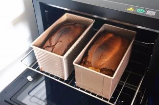 烤好后，立即将其取出，脱模，转移到冷却架上冷却。