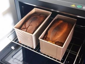 烤好后，立即将其取出，脱模，转移到冷却架上冷却。