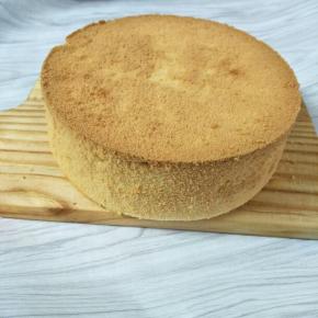 出炉从高处往下震一下倒扣，凉了之后再脱模