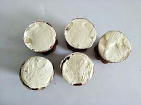 再放一片蛋糕片，抹上奶油