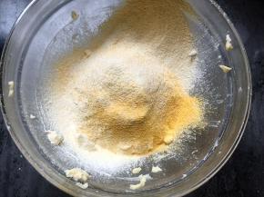 用翻拌的手法慢慢成团，揉成一个光滑的面团。（不要过度揉面，以防出筋）