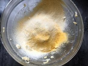 用翻拌的手法慢慢成团，揉成一个光滑的面团。（不要过度揉面，以防出筋）