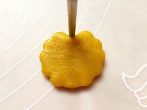 用筷子在一头往内压出弧形。