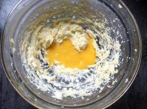 接着分两次加入蛋液，第一次加入打至顺滑后再第二次加入，继续打至顺滑。