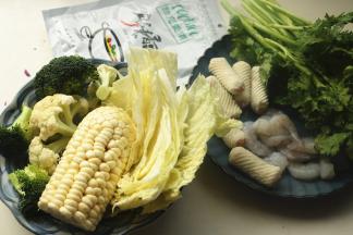 准备好蔬菜和调料。