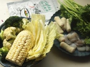 准备好蔬菜和调料。