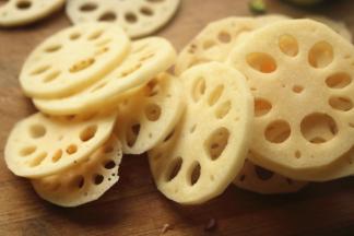 莲藕去皮切片，别的蔬菜也处理好。