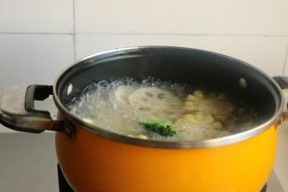 汤锅加水烧开，下入莲藕，西兰花，菜花和玉米，绰烫至8分熟即可。