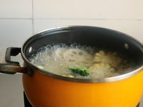 汤锅加水烧开，下入莲藕，西兰花，菜花和玉米，绰烫至8分熟即可。