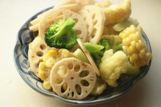 煮好的蔬菜捞出待用。