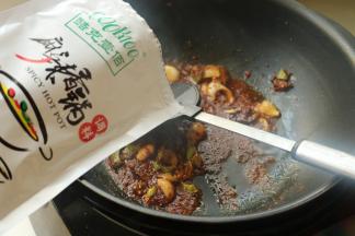 炒锅放油，炒香葱姜蒜后下入麻辣香锅调料炒香。