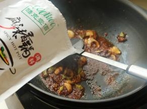 炒锅放油，炒香葱姜蒜后下入麻辣香锅调料炒香。