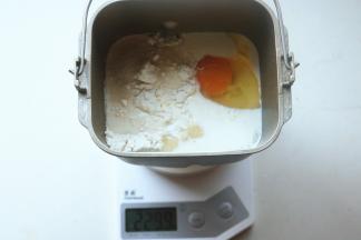 除了黄油之外的材料全部放入面包机，开始揉面15分钟。