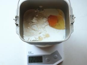 除了黄油之外的材料全部放入面包机，开始揉面15分钟。