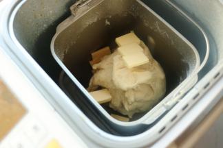 加入室温软化的黄油，再揉一个面团。