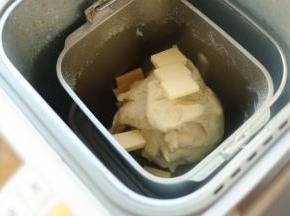 加入室温软化的黄油，再揉一个面团。