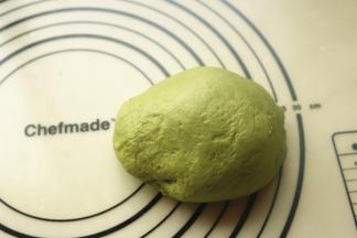 其中一份，把青汁粉揉进去，变成绿色的面团。