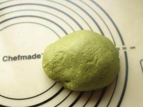 其中一份，把青汁粉揉进去，变成绿色的面团。